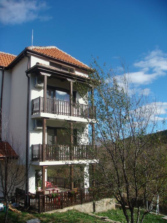 Family Hotel And Restaurant Plamena Oreshak  Exteriör bild